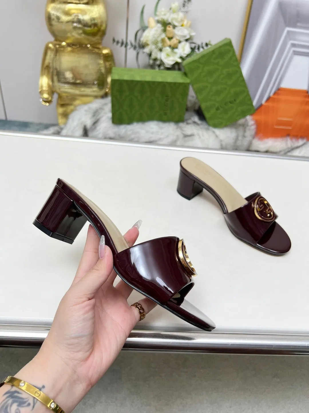 👟👟Ex-factory price 360👟👟 Genuine leather sole +40 Gucci 𝟐𝟎𝟐5 new spring and summer double G buckle round toe medium heel slippers, this G family series of slippers are so beautiful, high-end must buy~ The double G Logo is so beautiful on the feet, a classy style! The buttons have the GUCCI logo. Fabric: Cowhide Lining: Sheepskin lining Sheepskin pad Heel height: 5CM Sole: Italian genuine leather outsole Size: 35-44 [42 43 44 customized]